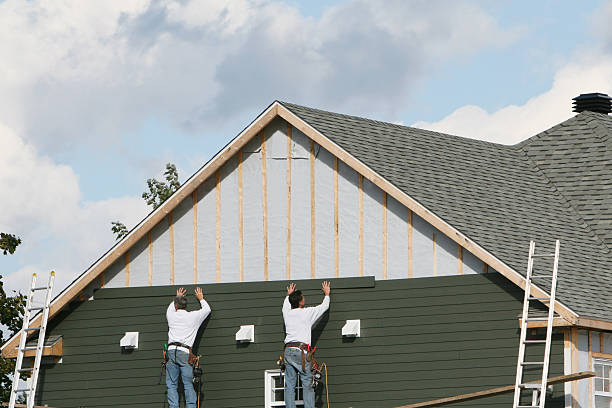 Professional Siding Installation technician working in Waynesboro, TN